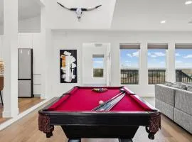 The Iron Cactus 10 acres villa near Austin w Sauna and Pool table