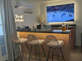 Bohemian 3-Bedroom Beach Condo with AC, Patio & Mid Size Parking, hotel in Long Beach