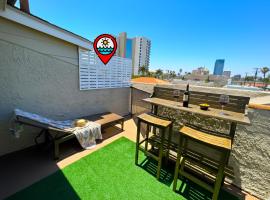 Walk 2min to BEACH! Boho 3-Bedroom BEACH Pad with AC, Patio, Laundry & Mid Size Parking โรงแรมในลองบีช