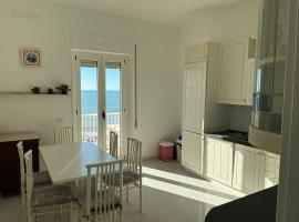 Rosso Tramonto luxury-blu- LADISPOLI, Lungomare Regina Elena 2、ラディスポリのホテル