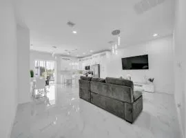 Cozy 3BR Duplex Unit with WiFi and Laundry in Lehigh Acres