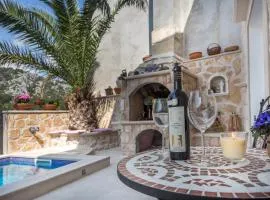 Private Pool Oasis- Just a Few Minutes from the City Centre