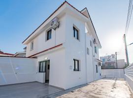 보로클리니에 위치한 호텔 TelMar White House - 100m from the Sea