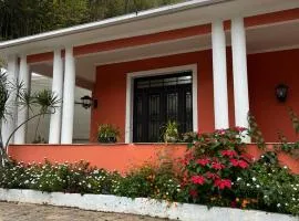 Casa prox ao centro 2 quartos aconchegante na serra