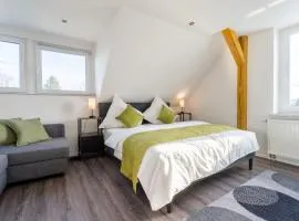 Moderne Doppelhaushälfte mit Garten & Terrasse I Free Wifi I Free Parking