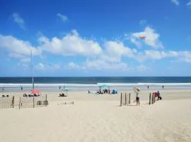 LUX Semi-Oceanfront, Hot Tub, Walk to Beach