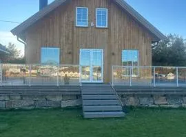 Ny stor hytte med stor uteplass