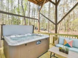 NEW! Lakefront|Lux|Games|HotTub|Dock|Friends+Fam!, hotel a Flowery Branch
