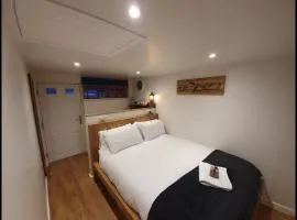Annex in Chippenham with Parking and WIFI