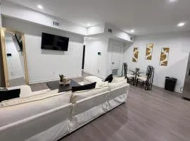 Modern Gold Oasis Spacious 3BR Close to Downtown