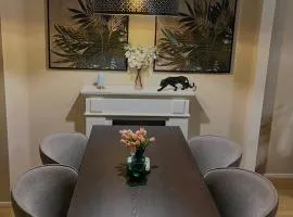 Private bedroom near Airport and Self Check in