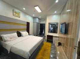 Grandeur meridian hotel and suites, hotel en Atan