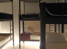 the crowded house backpackers lodge โรงแรมในPulau Tepur