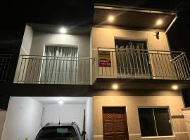 Casa 4 pessoas em Antonina quarto à 15km Morretes, hotel din Antonina