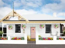 Angel's Aisle Cottages & Cafe