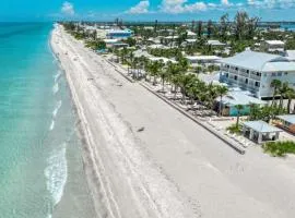 Minutes to Manasota Beach 2 King Beds Fenced yard Pets Welcome