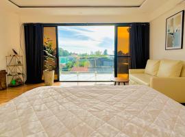 The Penthouse with Outdoor Jacuzzi, hotel a Puerto Princesa