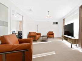Prime Location 3BR Family Home 3-Min Walk to Shops, hotel em Cranbourne