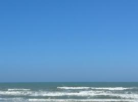 Absolute beachfront Ōtaki Marine Parade- Rangiuru sun, Hotel in Otaki Beach