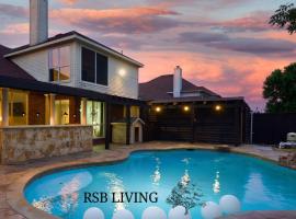 Prestigious 5BR 3B Home with Pool Sauna Game Room & Bar, hótel í Sachse
