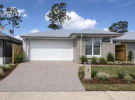 Modern 4-Bedroom Home in Pallara - Free Parking Close to Brisbane