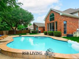 Captivating 6BR 3B Home with Pool & Fire Pit, hotel u gradu Meskit