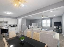 Large Overland Park Getaway 4 KING beds 3 Bath Sleeps 10, Hotel in Overland Park