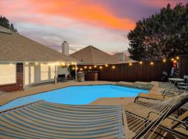 Poolside Summer 5BR 2Bath Home with Gaming Room, hotel u gradu Meskit