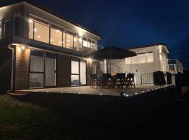 Luxurious House with Panoramic Seaview Spa Jacuzzi, Hotel in Cable Bay