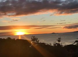 Luxurious House with Panoramic Seaview Spa Jacuzzi, Hotel in Cable Bay