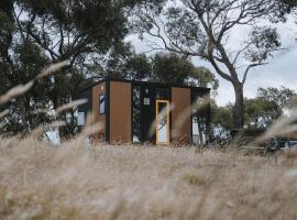 Tallarook Hilltop Tiny House 2 by Tiny Away, Hotel in Tallarook