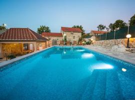 Holiday house Buljanovi Dvori with private pool، فندق في Runović