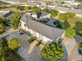 Days Inn & Suites by Wyndham DeSoto