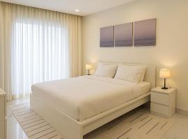 Viesnīca 1BHK top-floor with city view at Ghubra Beach Maskatā