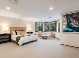 Hilltop Haven - Shell Cove: Shellharbour şehrinde bir otel
