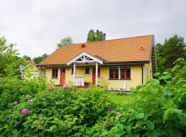 8 person holiday home in ADELSÖ, hotel di Adelsö