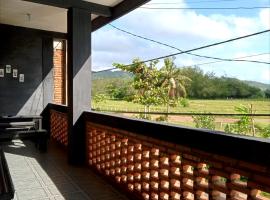 Beachfront Guest House Pacitan, hotel v destinaci Tamperan