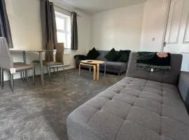 Cosy 2-Bed Maisonette-Aylesbury-Free Parking