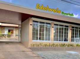 숨바와 베사르에 위치한 호텔 Edelweis Syariah Near Sultan Muhammad Kaharuddin Airport