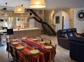 Gite de charme La Forge Bournazel 12 - 3 CH - 2 SdB - jusqu a 6-8 pers -linge de maison et ménage en options, hotel in Bournazel