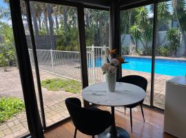 Relaxing Oasis for Families- Pool& Lush Yard, hotel a Moorabbin