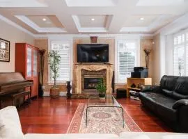 Luxurious & Spacious Mansion next to Oakridge Mall