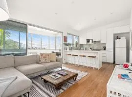 Luxury 2-Bed with Ocean Views and Garden