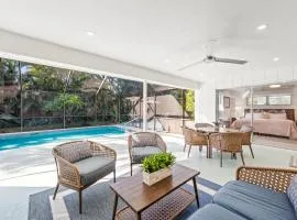 Pesaro - stylish 3BR retreat near Via Miramar Beach, beautifully renovated home with a private pool, lush tropical gardens and premium modern comforts, perfect for families and relaxing getaways, just minutes from sandy beaches and vibrant downtown Naples