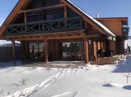 Zrub Kriv&aacute;ň Dreven&aacute; chata s v&yacute;hľadom na Tatry, lodge ở Z&aacute;važn&aacute; Poruba