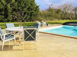 Renovated Old Factory With Pool Near Loire Valley，Tourtenay的飯店
