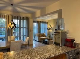 Holiday home Aphrodite Hills, hotelli kohteessa Kouklia