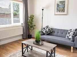 3 Bedroom Home - Free Parking - Sleeps 5 - Castle