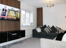 Spacious 4-Bed New Build Detached House with Parking Ideal for Business Stays