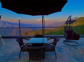 Himalayan Fort Resort, Manali - !! Riverside Property !! Big Garden with Campfire !! Guest Preferred !! Scenic River & Mountain View !! Big Parking !! Luxury Balcony Rooms !! Playing Zone !! Property of the Year，馬拉里的飯店